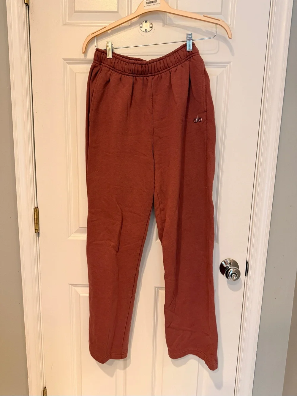 ALO Yoga Accolade Straight Leg Sweatpants in Burgundy Truffle size small